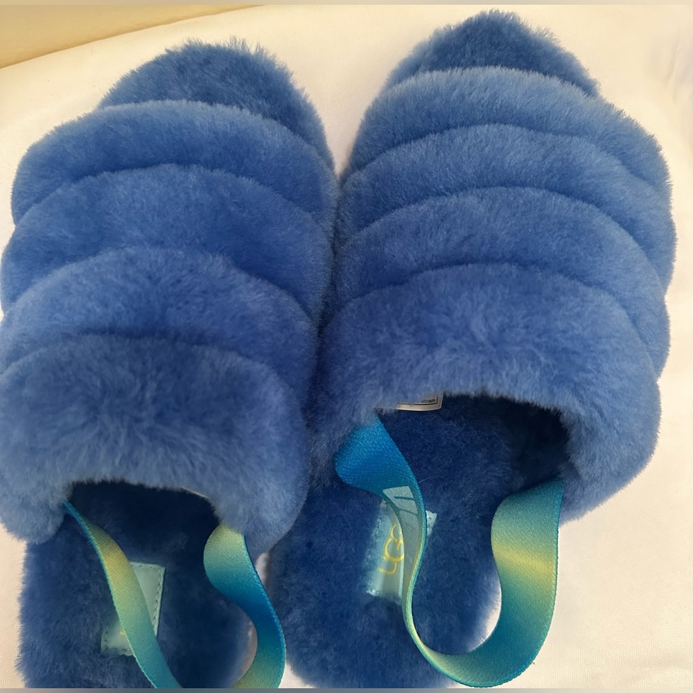 UGGS Fluff Size 6
